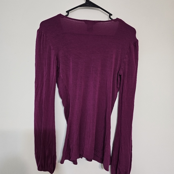 Moda Small V-Neck Shirt #VNeck #Moda #Y2K #VS #VictoriasSecretCatalog - Picture 2 of 4